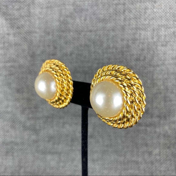 Vintage Gold Circle w/ Pearl Center Clip Ons - Picture 2 of 6